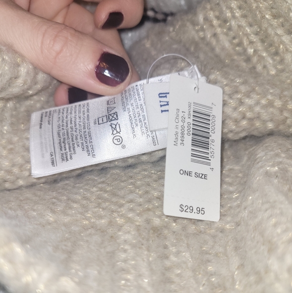 NWT GAP Hat and Scarf Matching Set - Picture 2 of 6